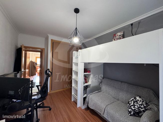 Apartamento T3 com garagem no Parque das Oliveiras, Camarate-15