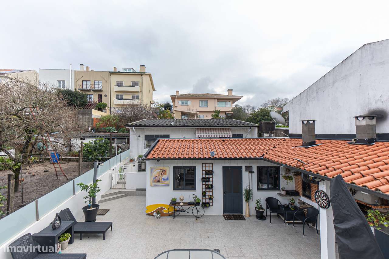 Moradia T4+1 renovada com anexo e jardim em Canidelo-16