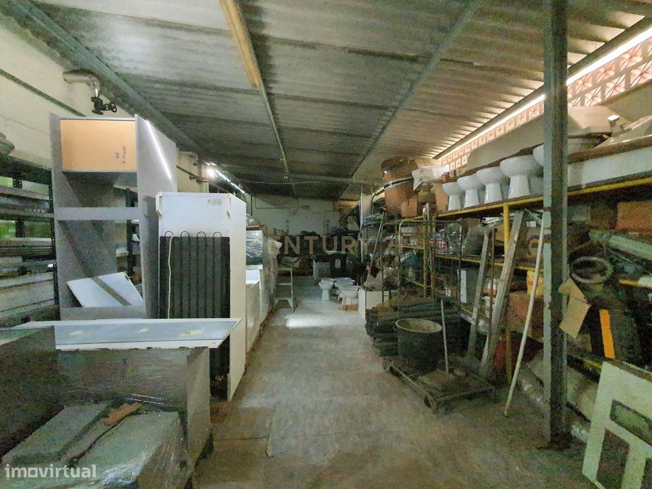 Armazém inserido em lote de 966m2 e implantação de 404m2 no Parque Ind - Grande imagem: 5/21