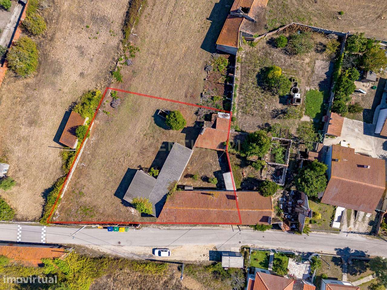 Moradia T4 implantada, num lote de terreno de 1025 m2  em  Martingança - Grande imagem: 2/28