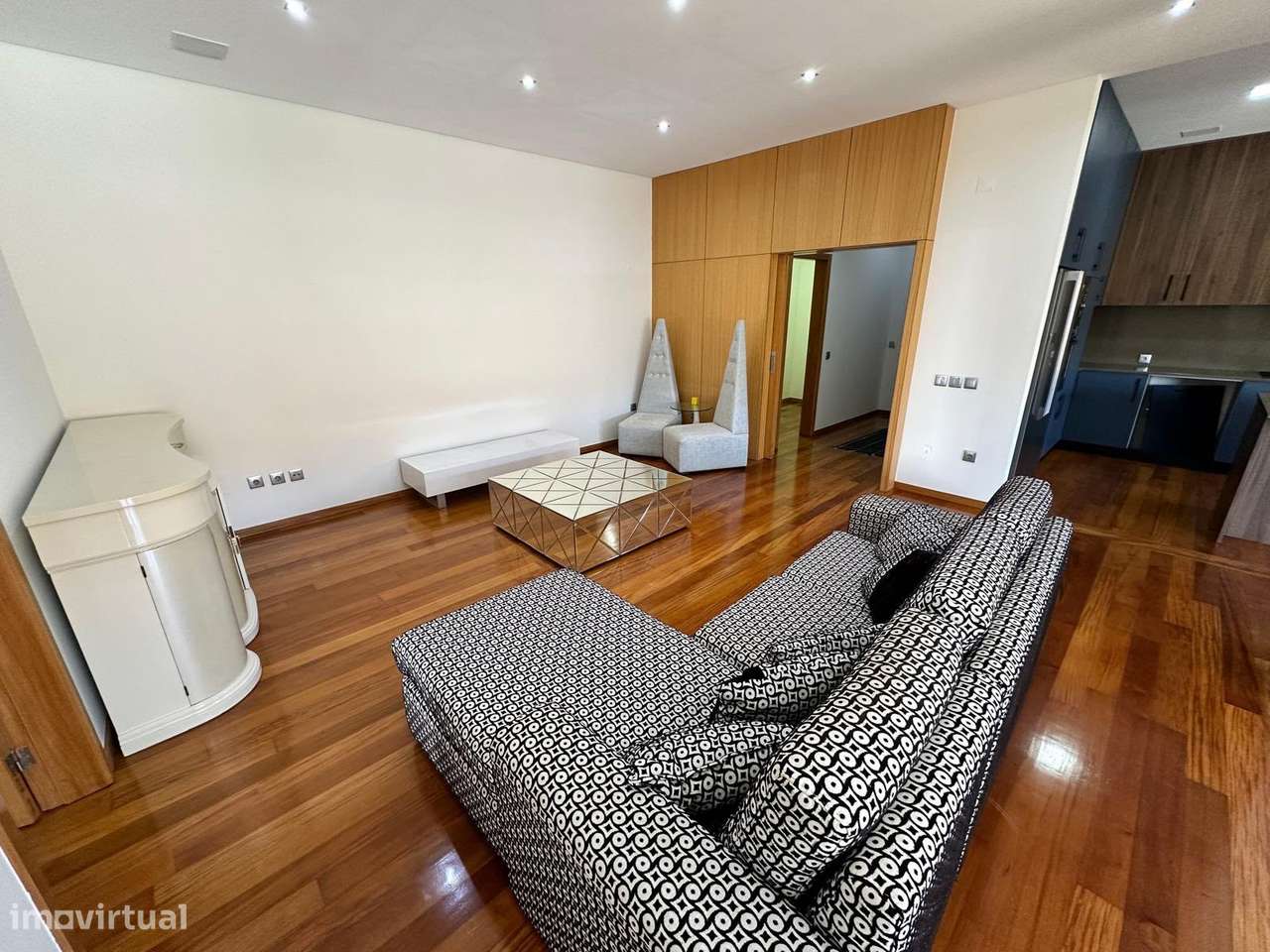 Apartamento T4 junto à praia no centro com excelentes acabamentos-2