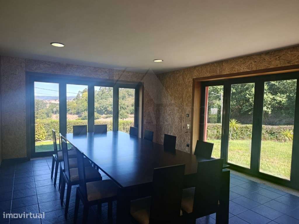 Moradia com terreno envolvente, espaços amplos e excelente potencial-37