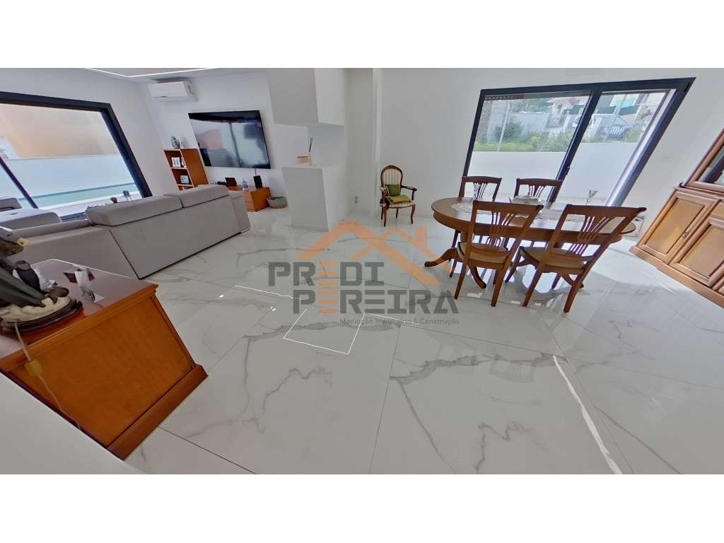 Moradia T3, situada no Casal da Silveira, em Famões-7