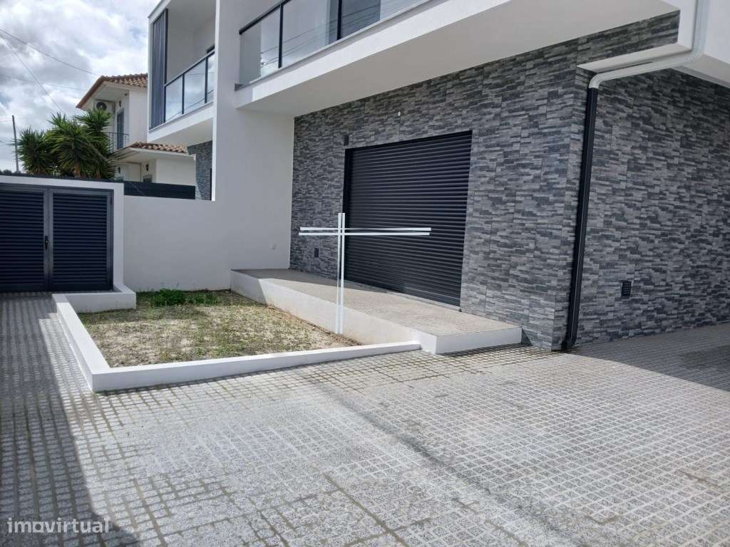 Moradia geminada T3+1 com parqueamento - Fernão Ferro - Grande imagem: 3/13