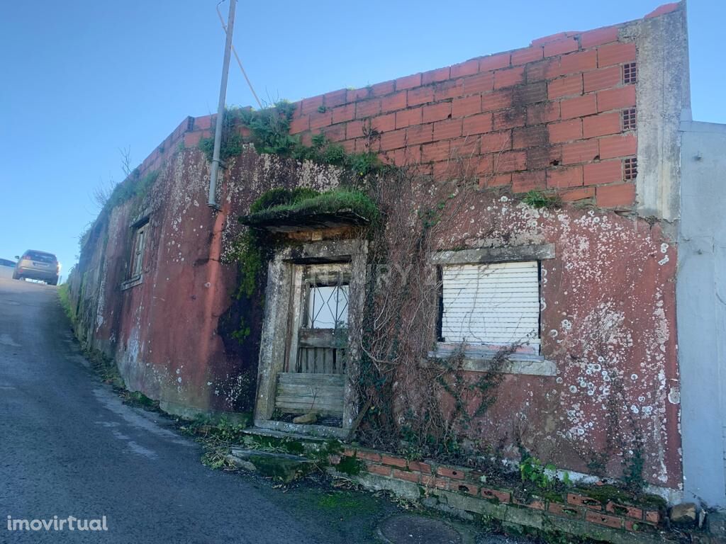 Casa em ruínas com logradouro para obras totais