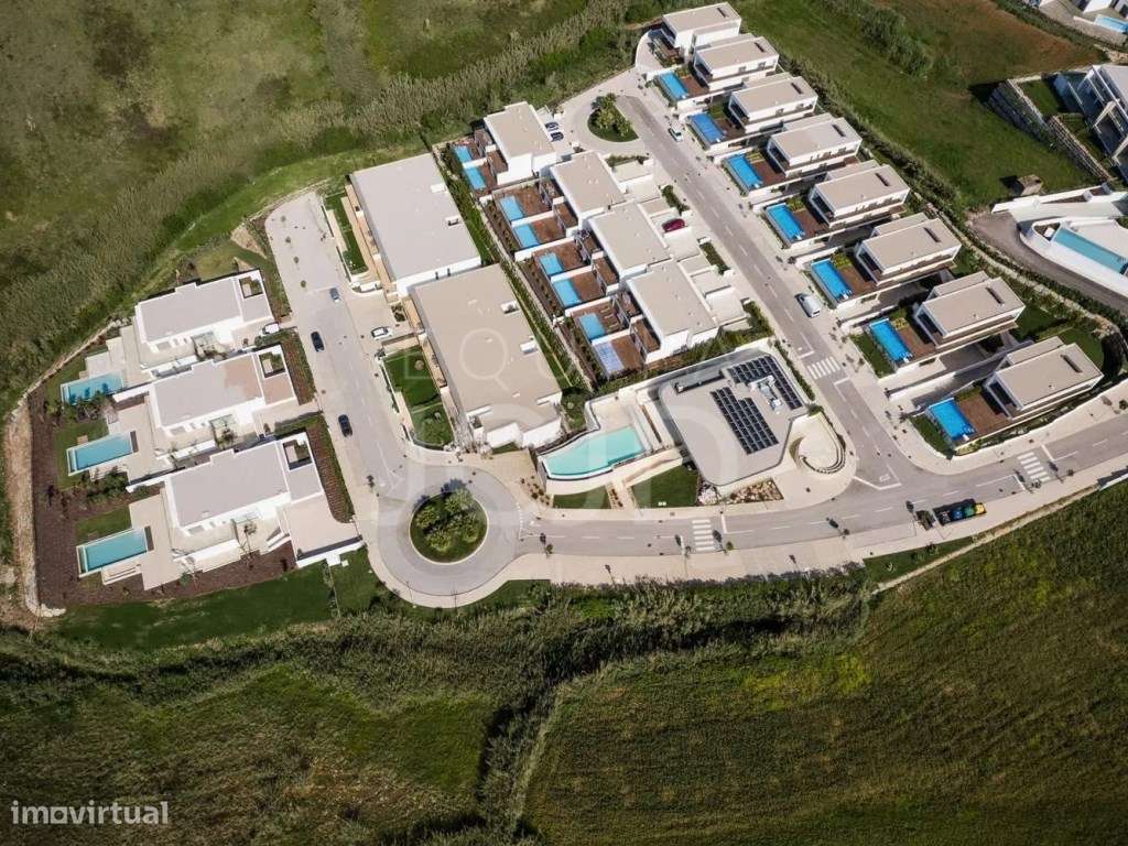 Moradia T3 de Luxo com Piscina Privativa-8