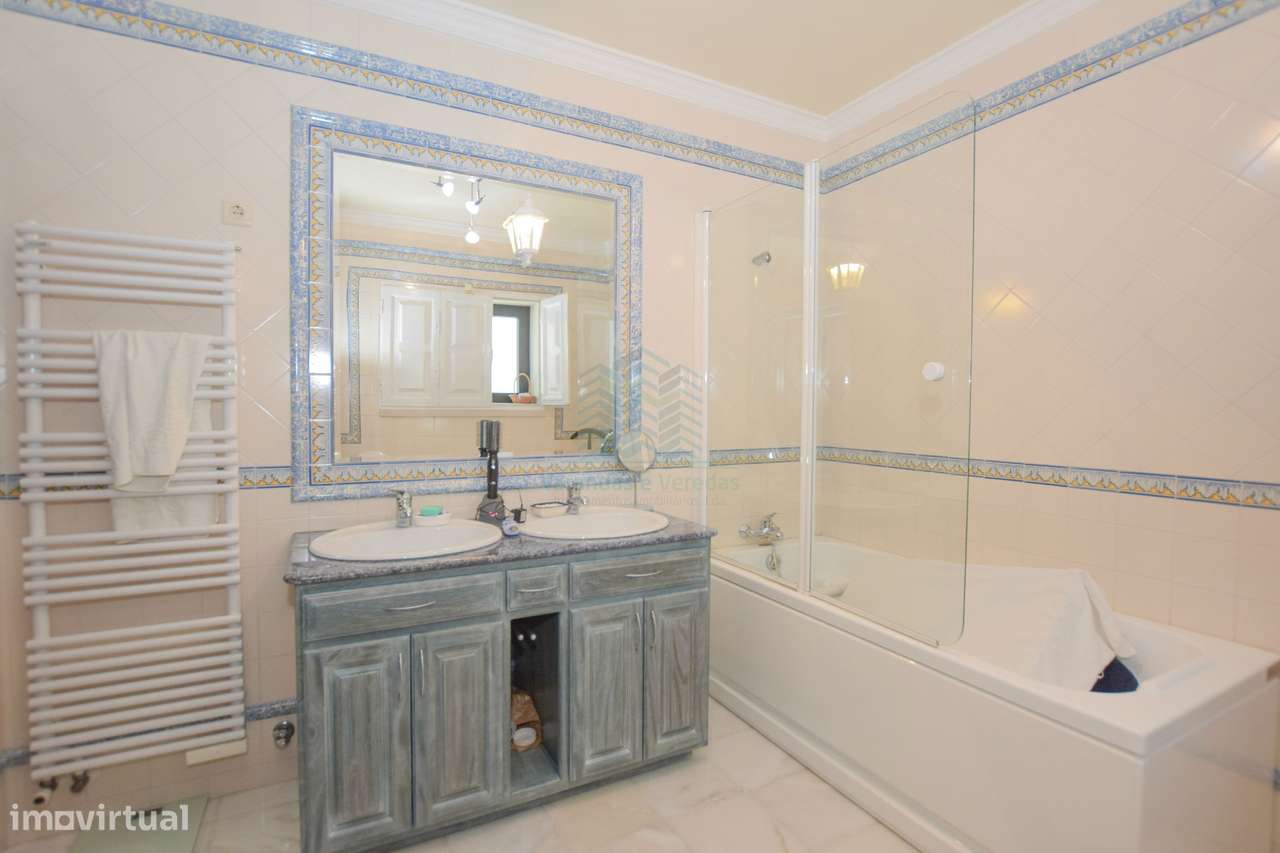 Moradia T3+2 com jardim e logradouro em Quinta da Silvã - Torres Novas-40