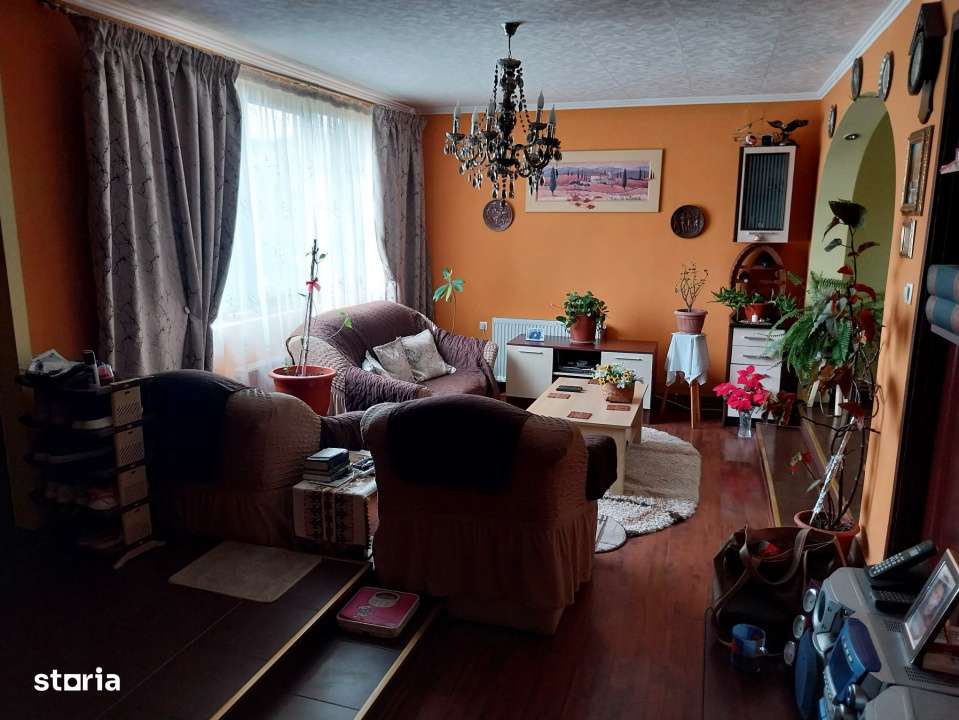 Vila 7 camere, 200 mp, zona Maneciu Pamanteni - Imagine principală: 4/19