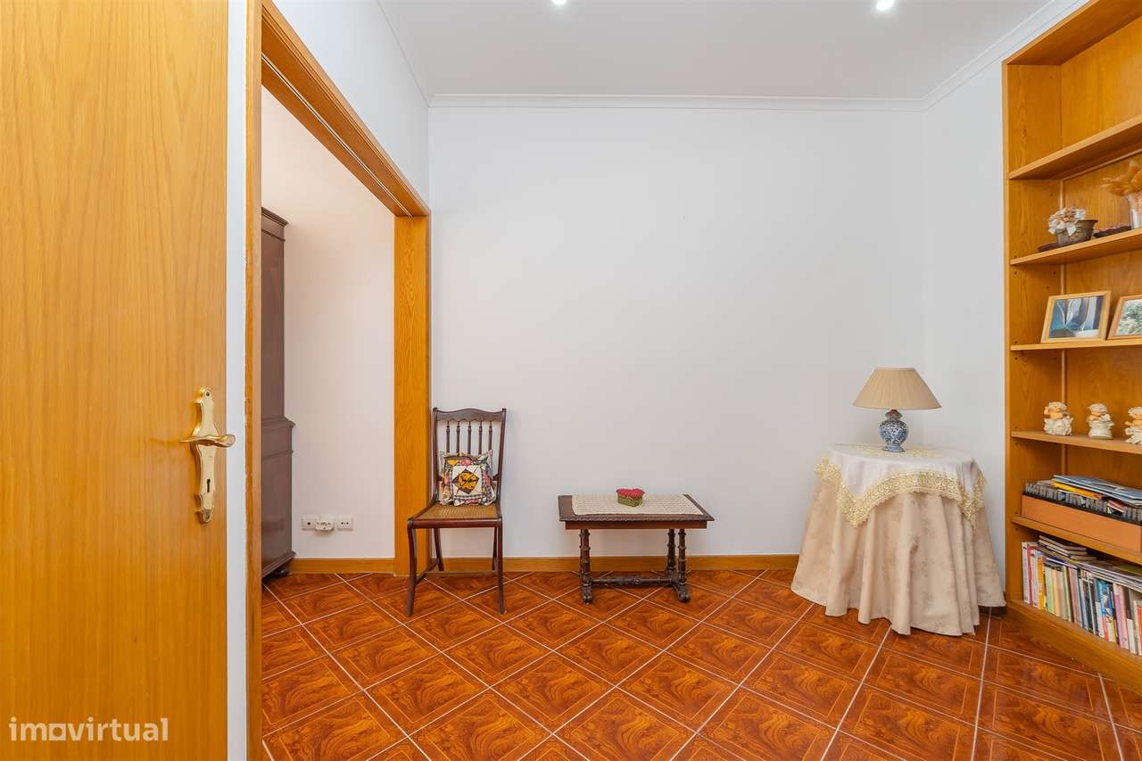 Apartamento T3 em Arroios – Charme clássico no coração de Lisboa-11