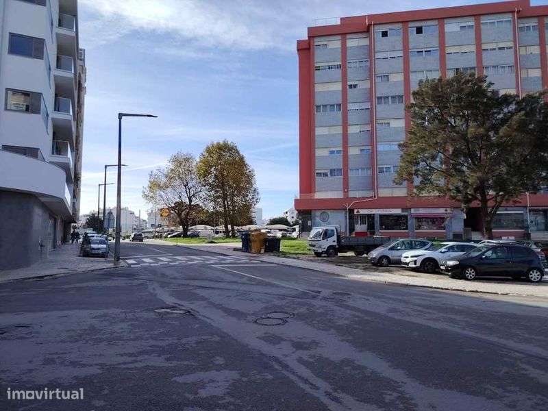 Espaço comercial em gaveto com 3 montras - Grande imagem: 5/10