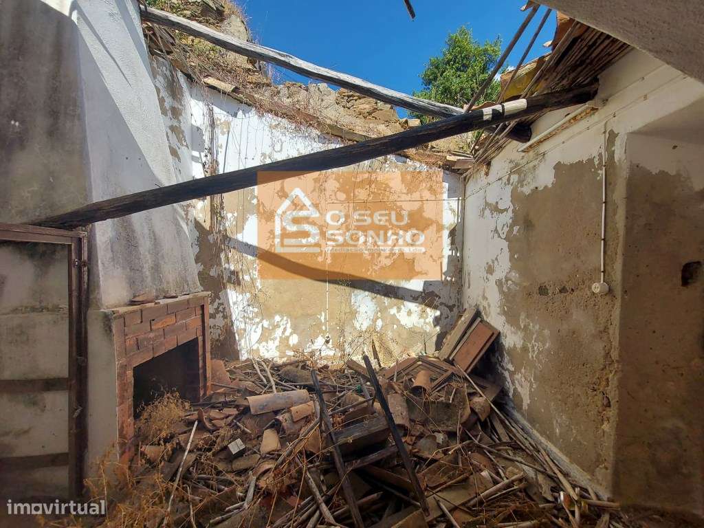 Moradia T2 com Projeto Aprovado com Piscina na Serra-22