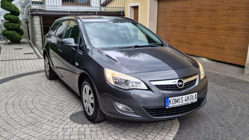 Opel Astra J 2011