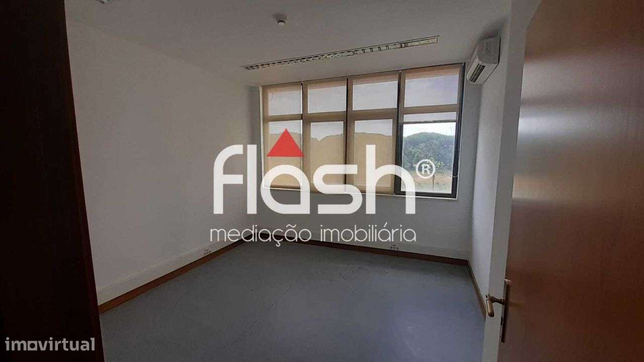 Venda de Espaço de loja/escritórios no Restelo-49