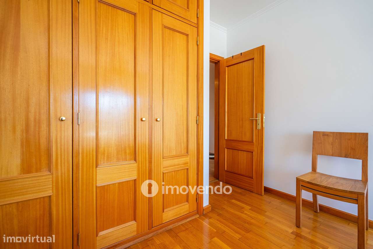 Apartamento T2 com estacionamento e arrecadação, em Mem Martins-18