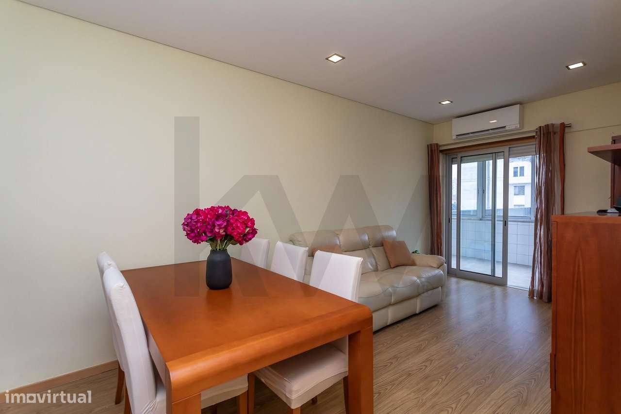 Venda | Apartamento T2 com varanda fechada com 21m2 | Benfica - Grande imagem: 3/25