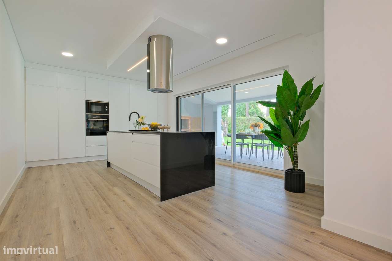 Moradia T4 de Luxo Totalmente Remodelada na Herdade da Aroeira-10