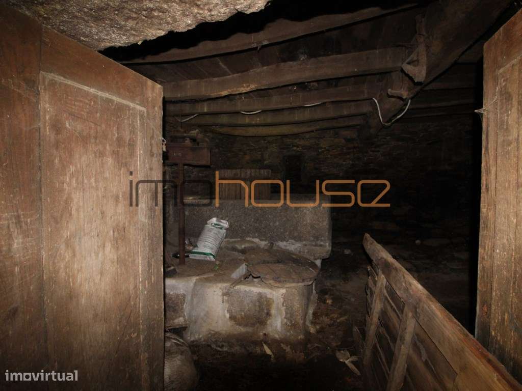 Duas casas antigas para restaurar em Castelo de Paiva-8