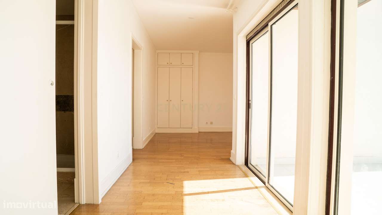 Apartamento T3 com Vista Mar – 5º Andar – A Dois Passos do Casino Esto-31