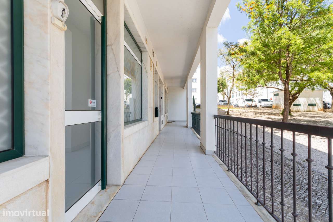 Escritório Versátil de 137m² em São Domingos de Rana!-25