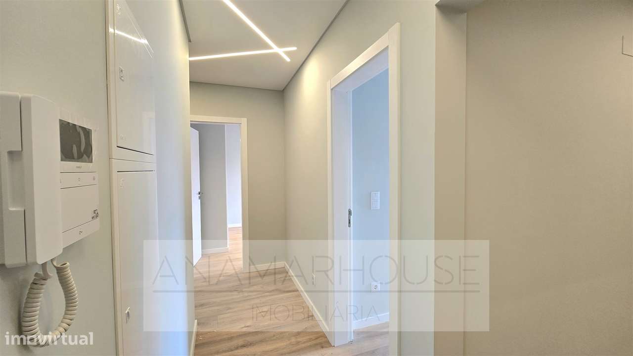T2 Remodelado com varanda na Mina de Água, Amadora-3