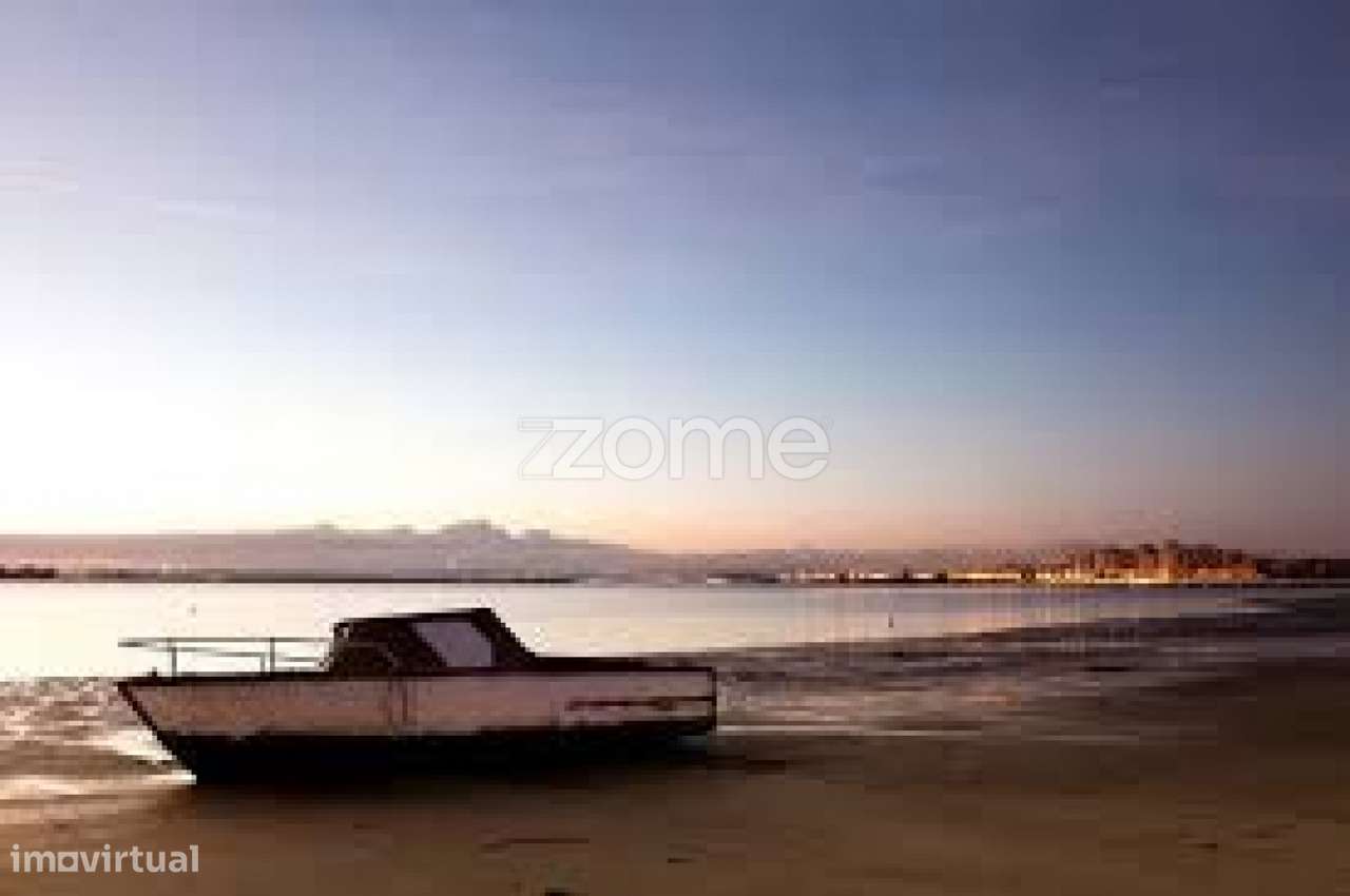 Apartamento T2 renovado no Barreiro-13