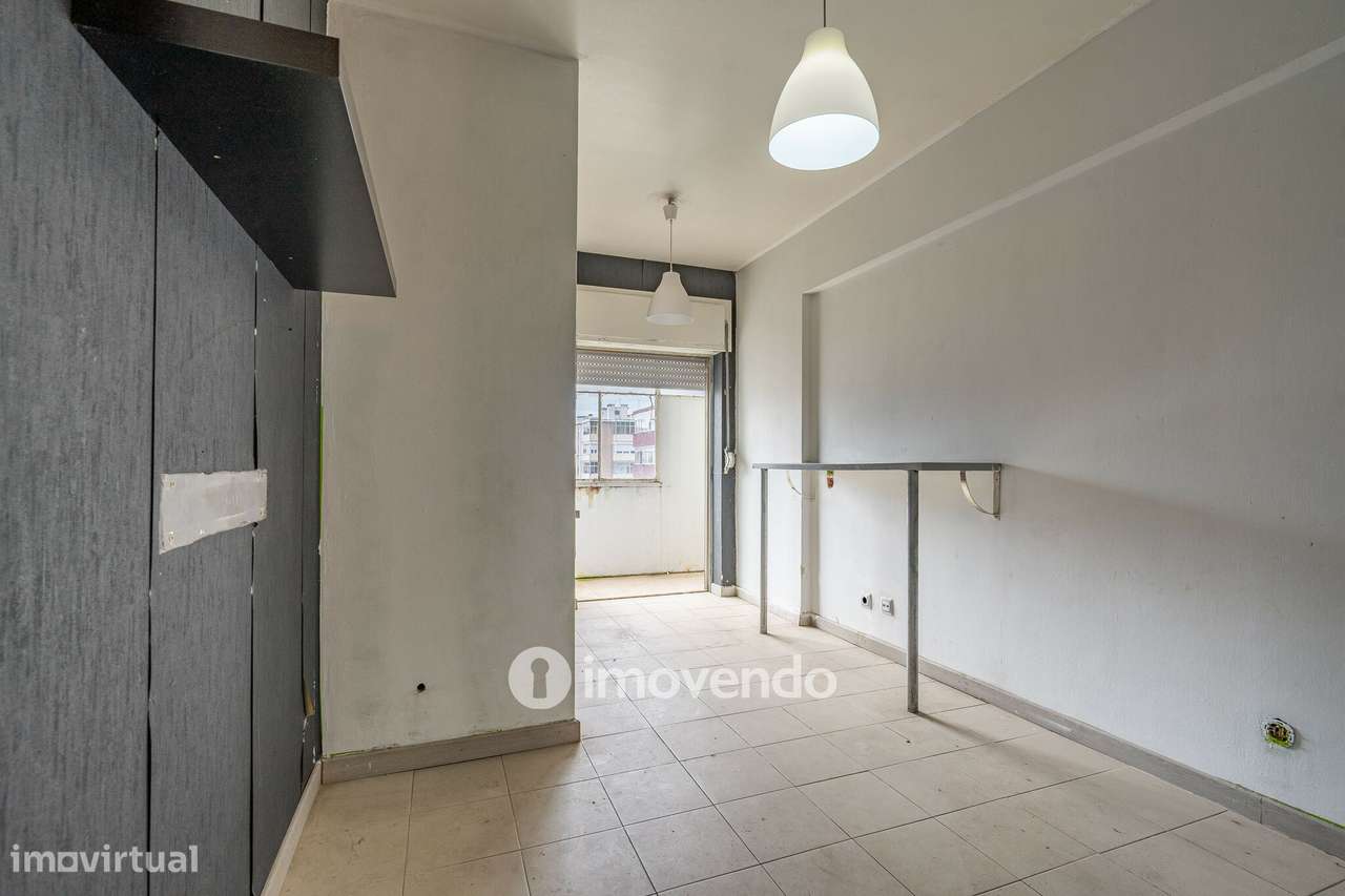 Apartamento T1 para renovação, junto da Praia de Paço de Arcos - Grande imagem: 3/29