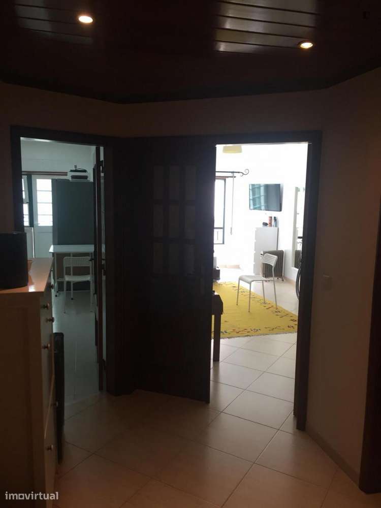 Quarto - localizado em Intendente Lisbon - Grande imagem: 1/10