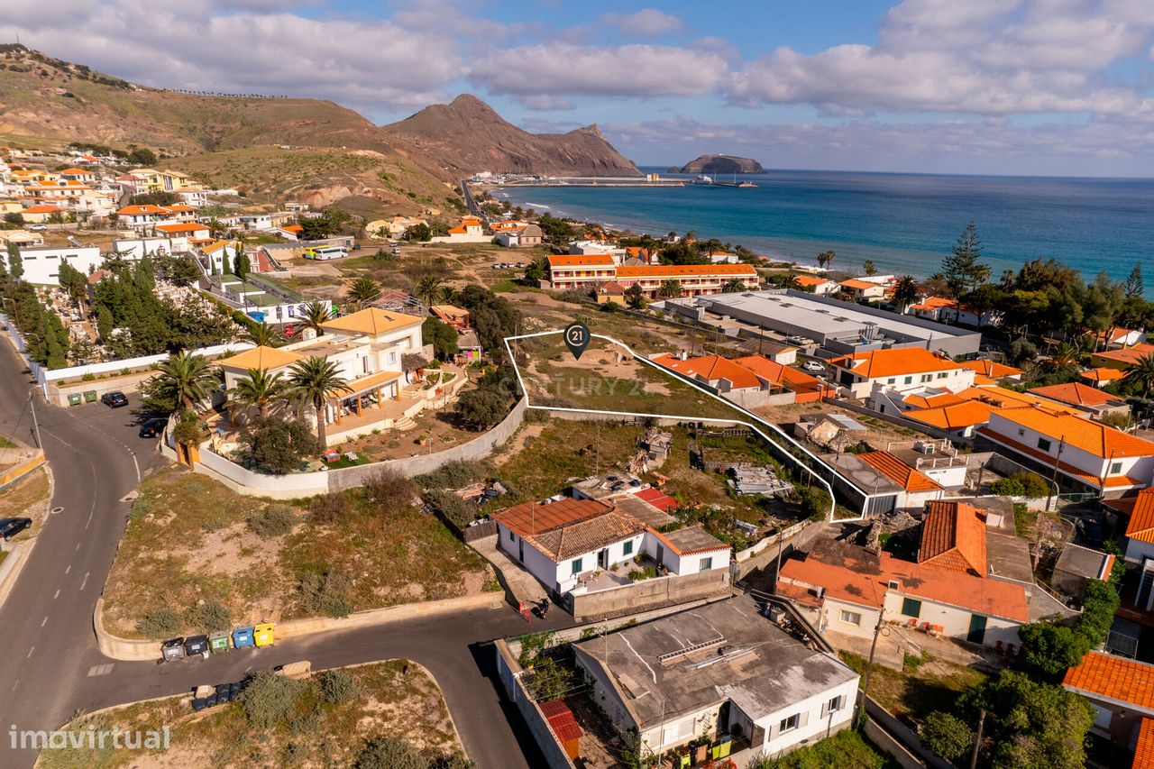 Terreno com Vista Mar a 100 Metros da Praia do Porto Santo