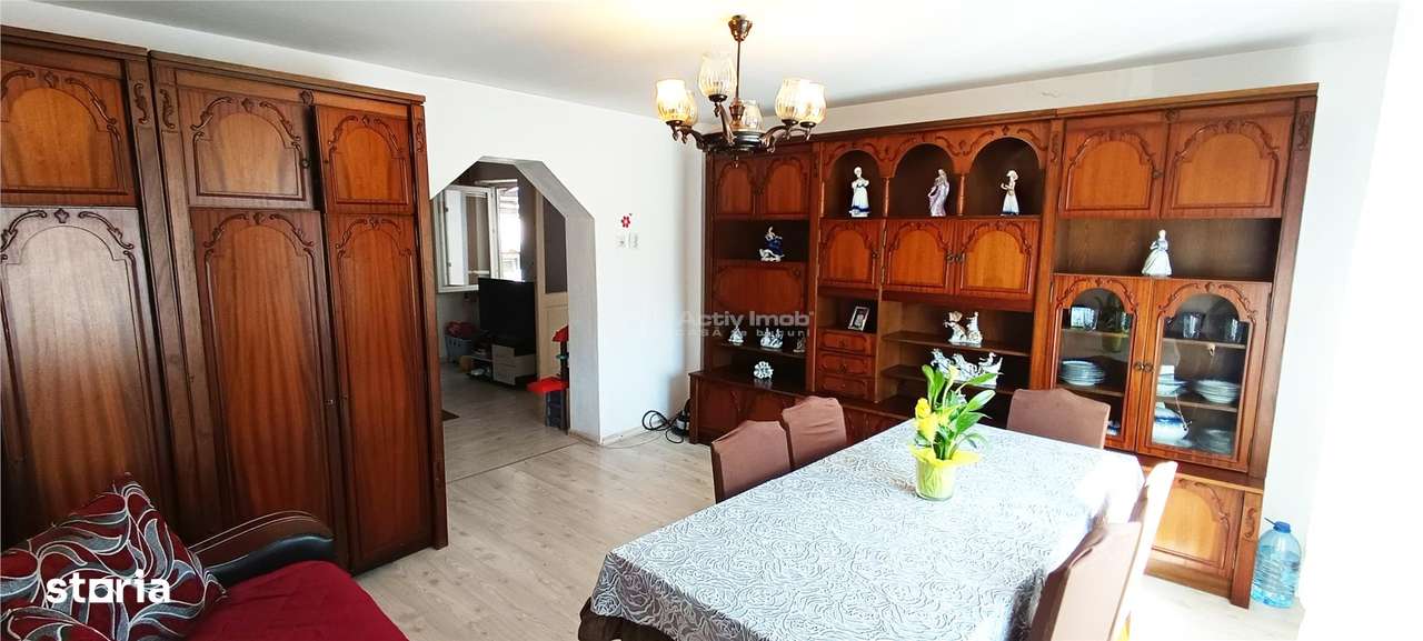 MOLDOVA NOUA, zona centrala, Casa 4 camere, 2 bai si garaj - Imagine principală: 2/20