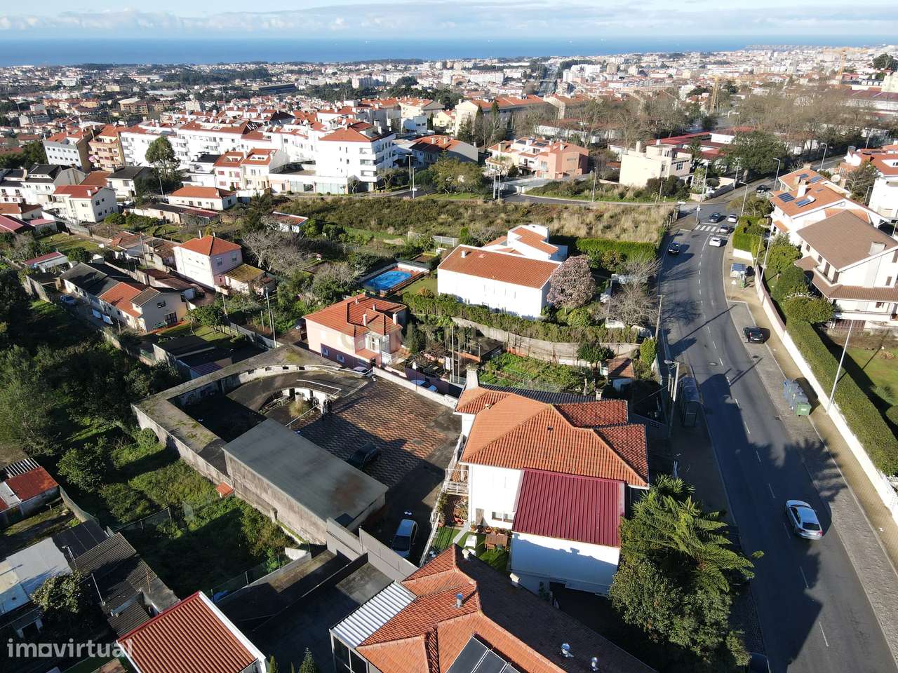 Moradia ao Hospital Santos Silva - com garagens, anexos e espaço de gr - Grande imagem: 3/34