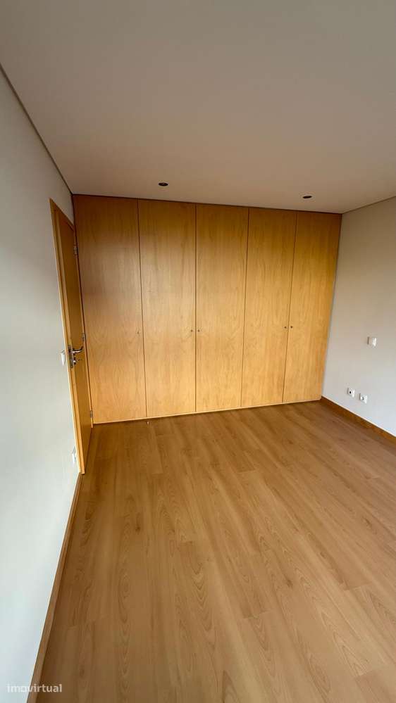 T-1 Kit Junto á DARTY - Vila Nova de Gaia - Grande imagem: 5/10