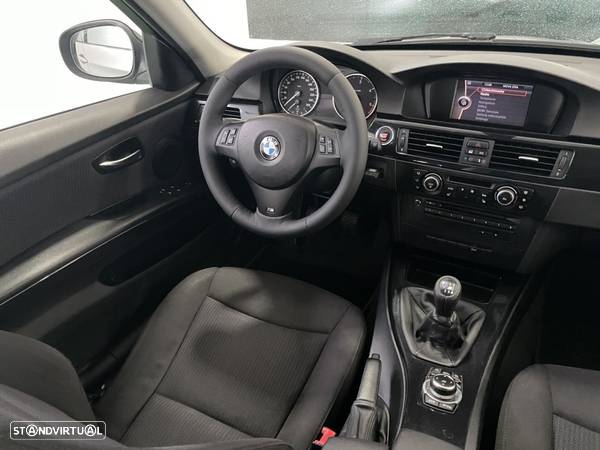 BMW 320 d Touring Navigation Sport - 36