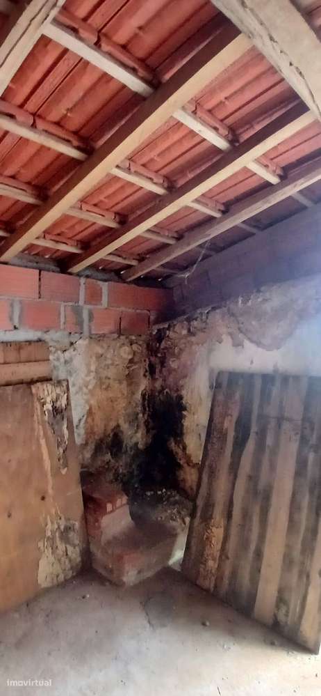 Pequena casa de arrumos em Vale do Calvo, concelho de Tomar - Grande imagem: 5/8