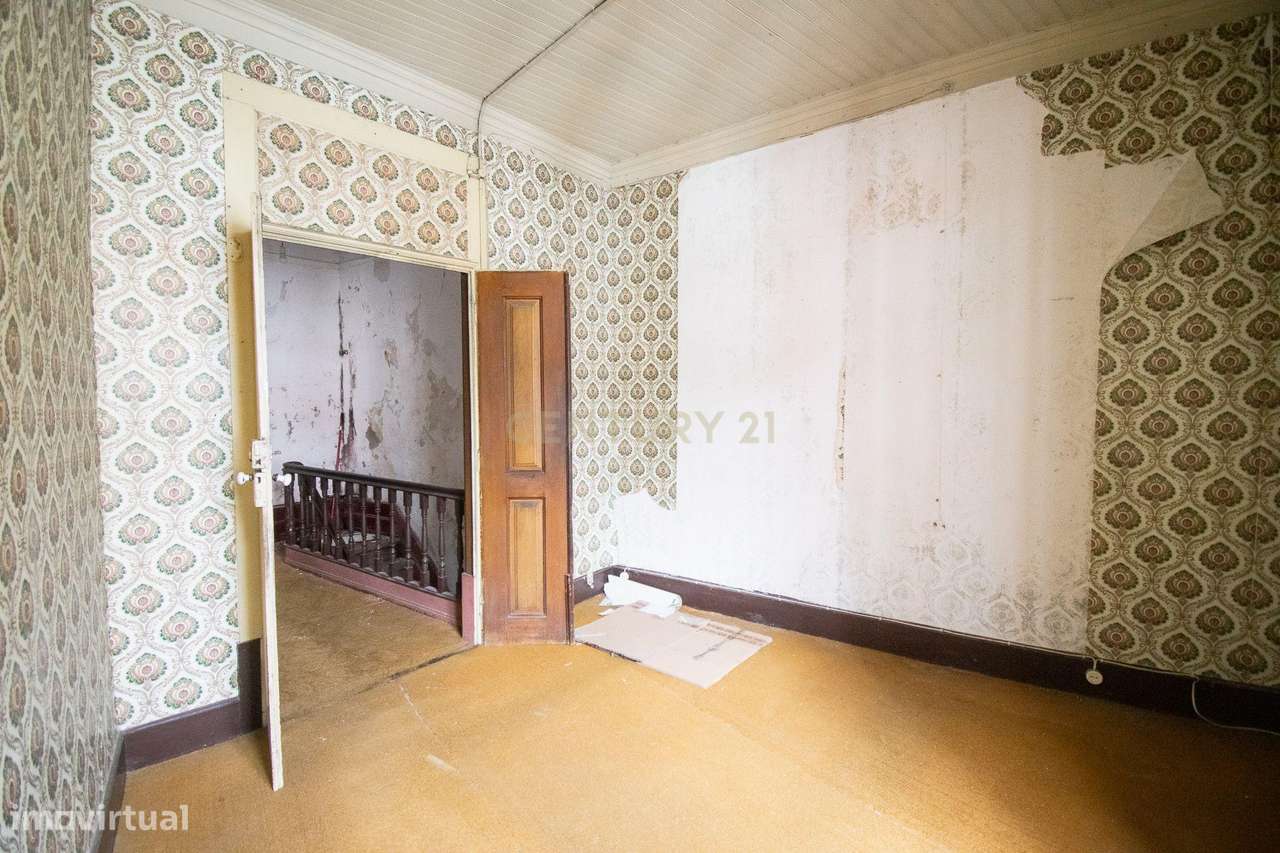 Prédio na emblemática Rua do Quebra Costas, no centro histórico de Coi-25