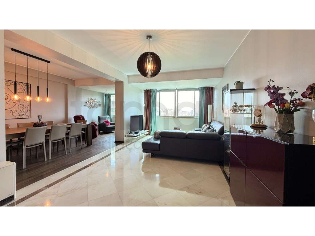 Apartamento T4 em Miraflores-11