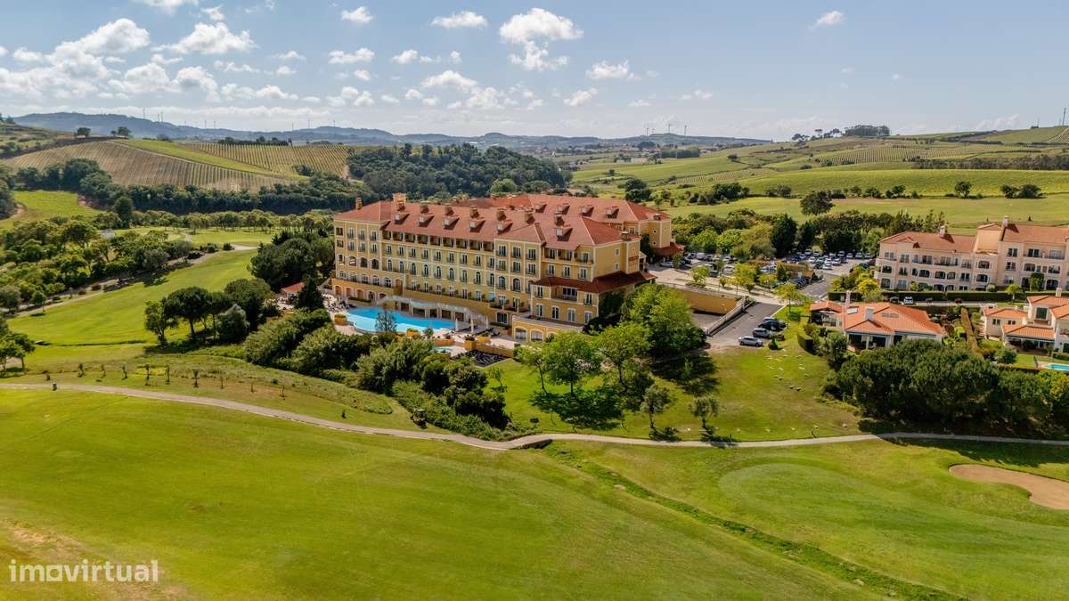 Campo Real: Moradia T4 Isolada com Vista Serra!-37