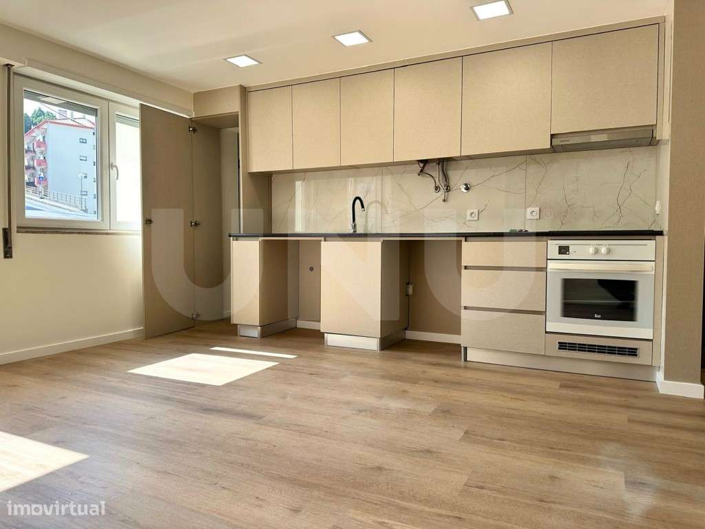 T4+2 com Varanda Panorâmica e Garagem Ampla - Conforto, Espaço e Ve...-4