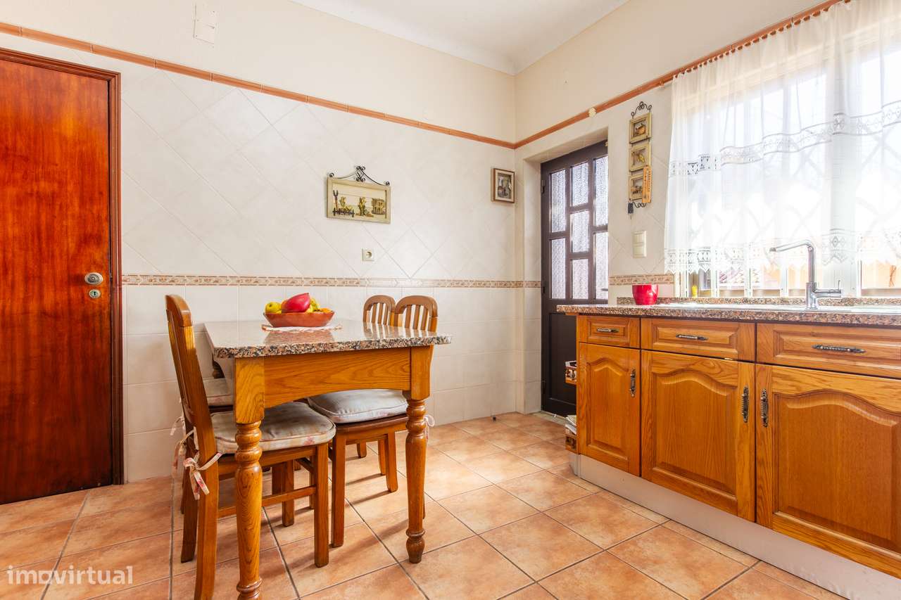 Moradia T5 isolada com jardim e terraço em Quinta do Conde-38