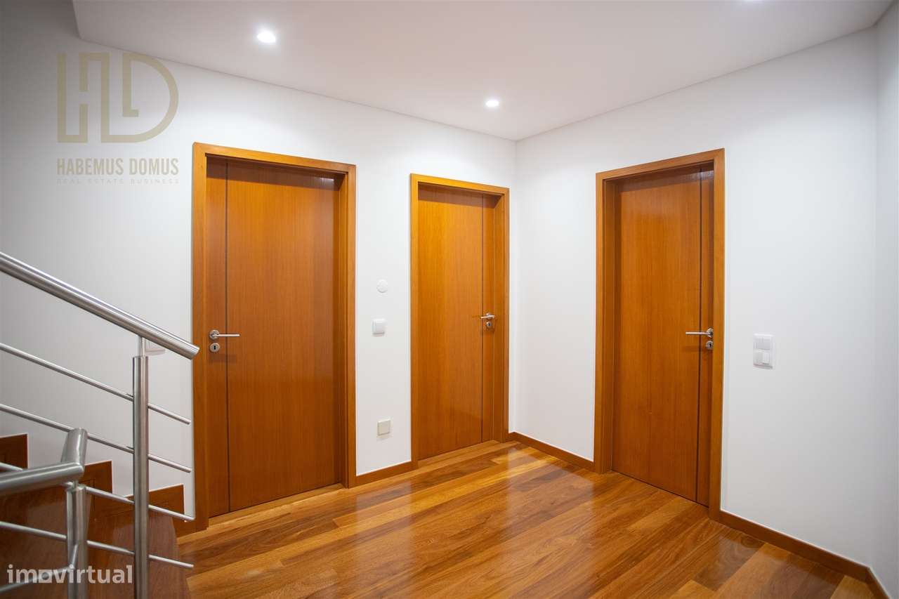 Moradia T3+1 de Luxo com 405m2 a 200 Metros da Praia em Canidelo.-15