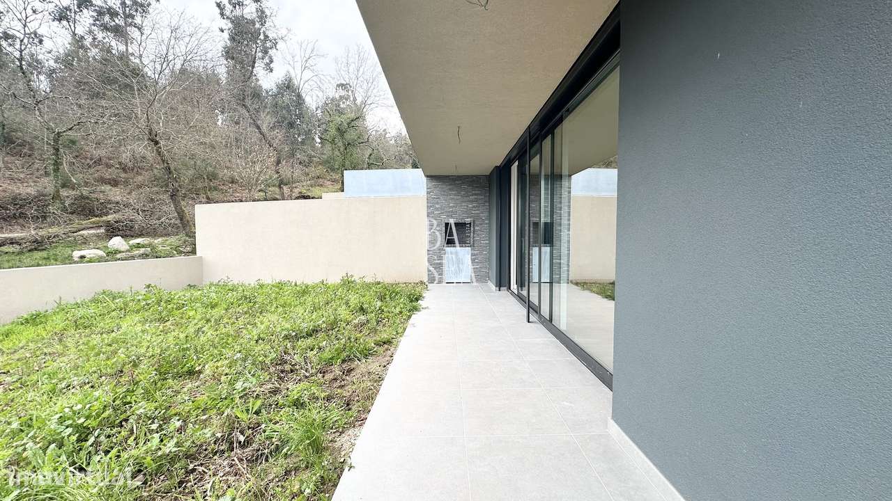 Moradia nova  de gaveto com 3 suítes em Lanhoso Póvoa de Lanhoso-6