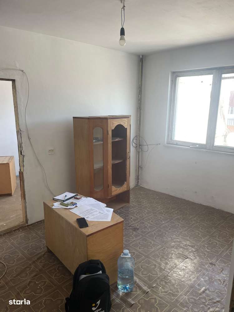 Apartament 2 camere, etaj 2/4 , fara imbunatatiri,  zona Scoala 6-2