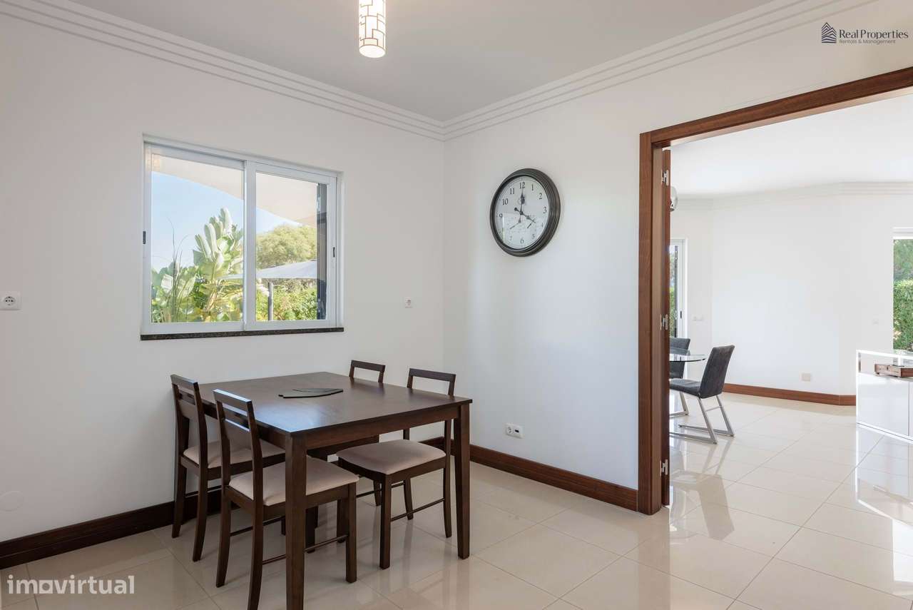 Moradia Térrea T4 Isolada em Albufeira – Um Refúgio de Luz, Conforto e-9