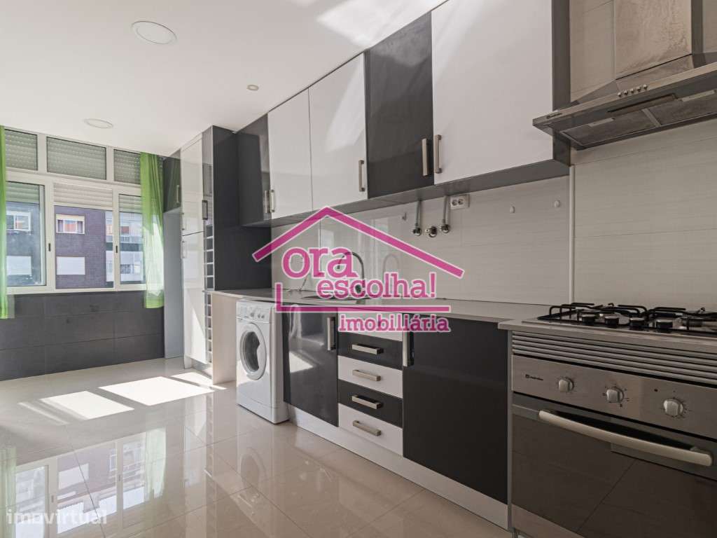 Apartamento T3 com 96 m2 Remodelado na Torre da Marinha - Seixal!-0