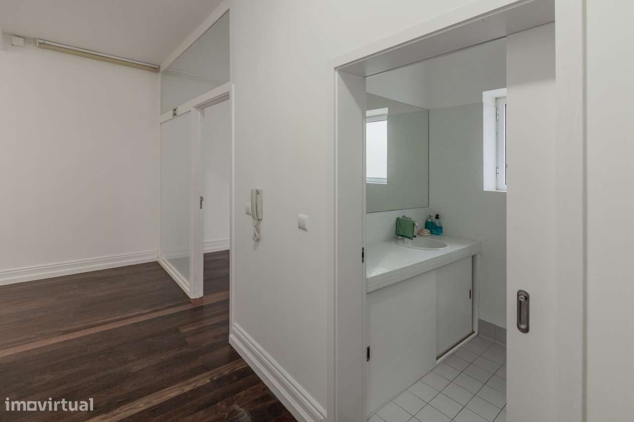 Escritório no Centro de Ponta Delgada – 2 Salas e WC Privativo - Grande imagem: 4/17