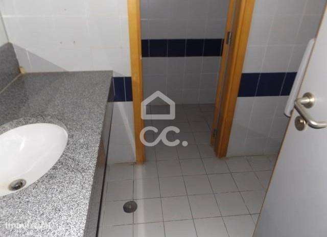 Loja de 2 Pisos com 242 m² em Amiais de Baixo – Santarém-12