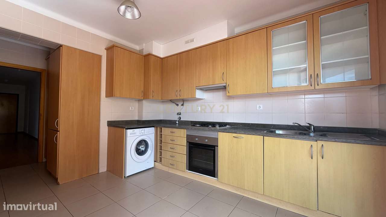 Apartamento T3 com Varanda, Arrecadação e Três Lugares de Parqueamento-5