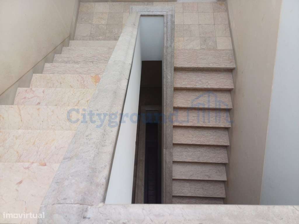 Excelente prédio renovado, de 10 fracções, em Benfica-30