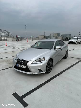 Lexus IS 300h - 2