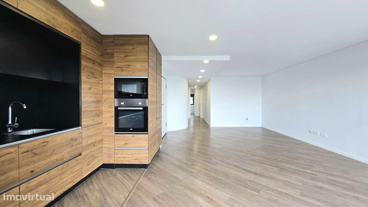 T2 semi-novo c/ varanda e box fechada - Baguim do Monte-2