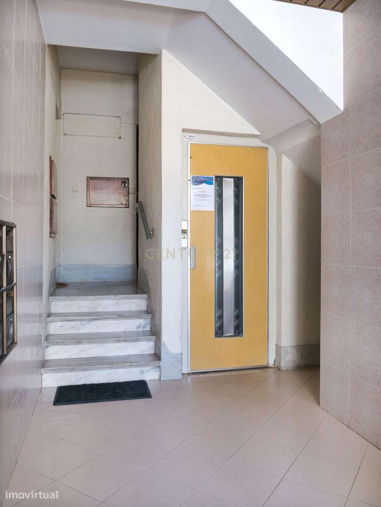 Apartamento  T1 - totalmente remodelado - Elevador-  S. António Capari-12